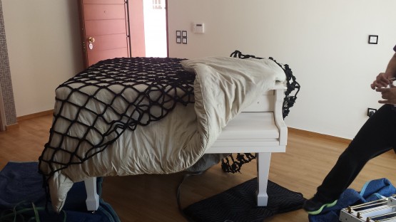 συναρμολόγηση λευκού πιάνου από επαγγελματική μεταφορά