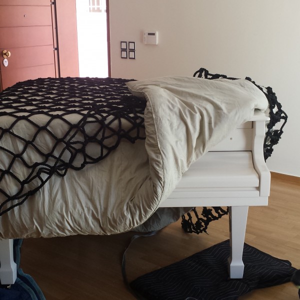 συναρμολόγηση λευκού πιάνου από επαγγελματική μεταφορά