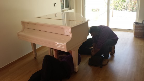Ξεβίδωμα πιάνου για μεταφορά
