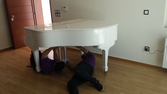 Αποσυναρμολόγηση και μεταφορά άσπρου πιάνου