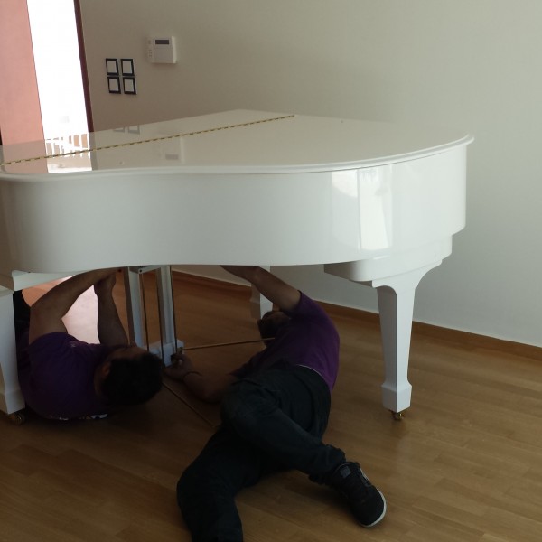 Αποσυναρμολόγηση και μεταφορά άσπρου πιάνου