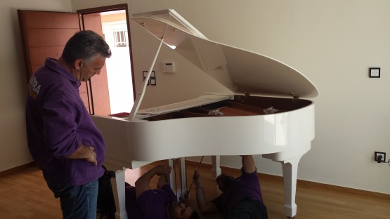 Άσπρο πιάνο προς μεταφόρα σε άλλο χώρο