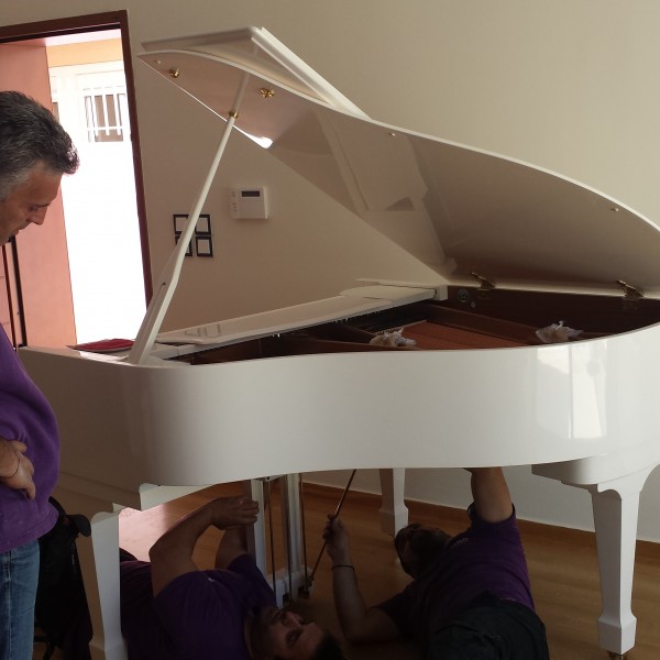 Άσπρο πιάνο προς μεταφόρα σε άλλο χώρο