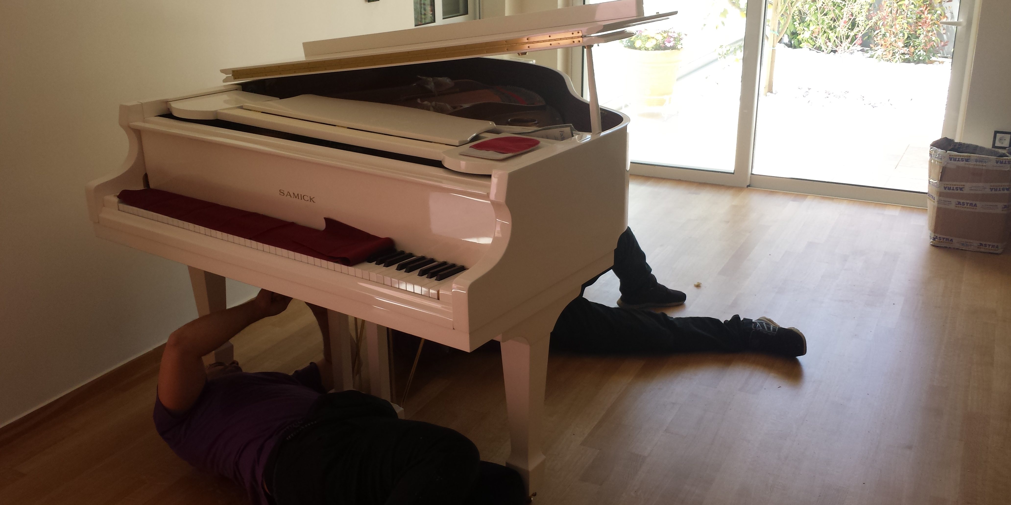 Μεταφερόμενο μπεζ πιάνο